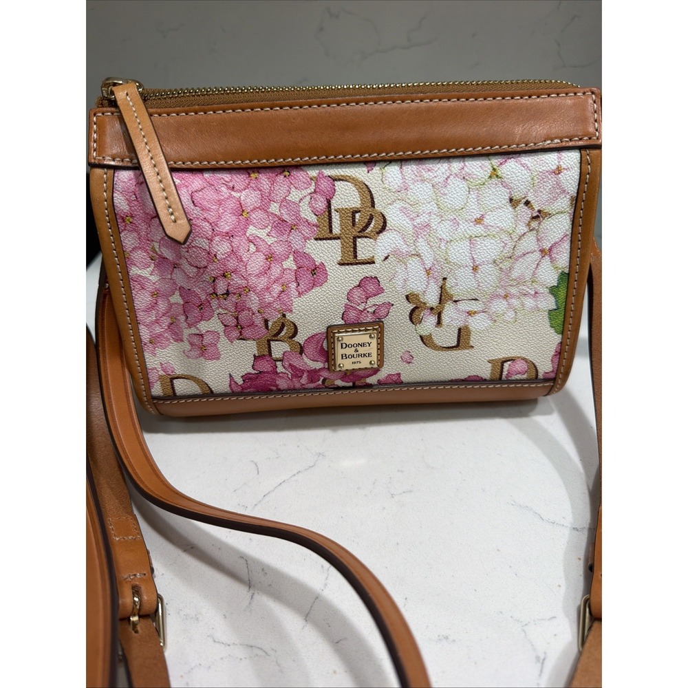 DOONEY & BOURKE HYDRANGEA Monogram Zip Crossbody Bag EUC 8.5"x6.5"x3.5"